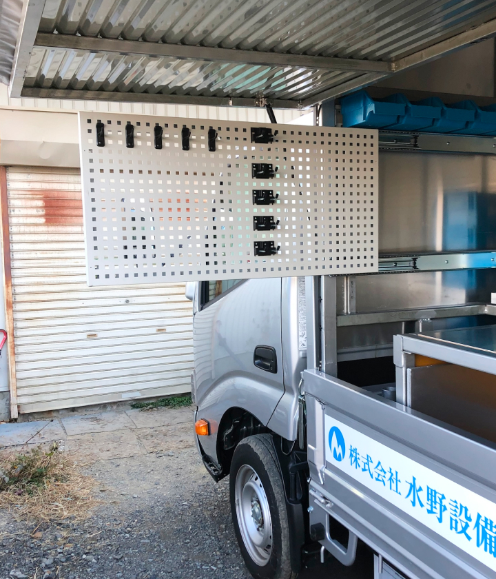 トラックの架装工事