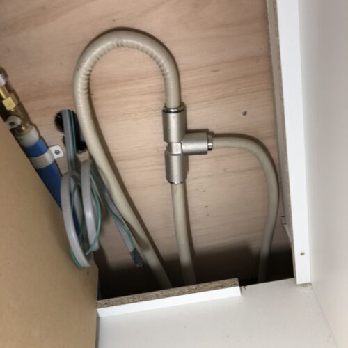 キッチン点検口内配管工事