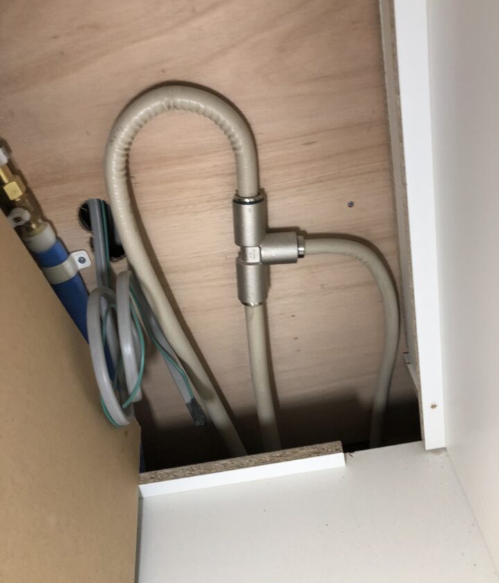 キッチン点検口内配管工事