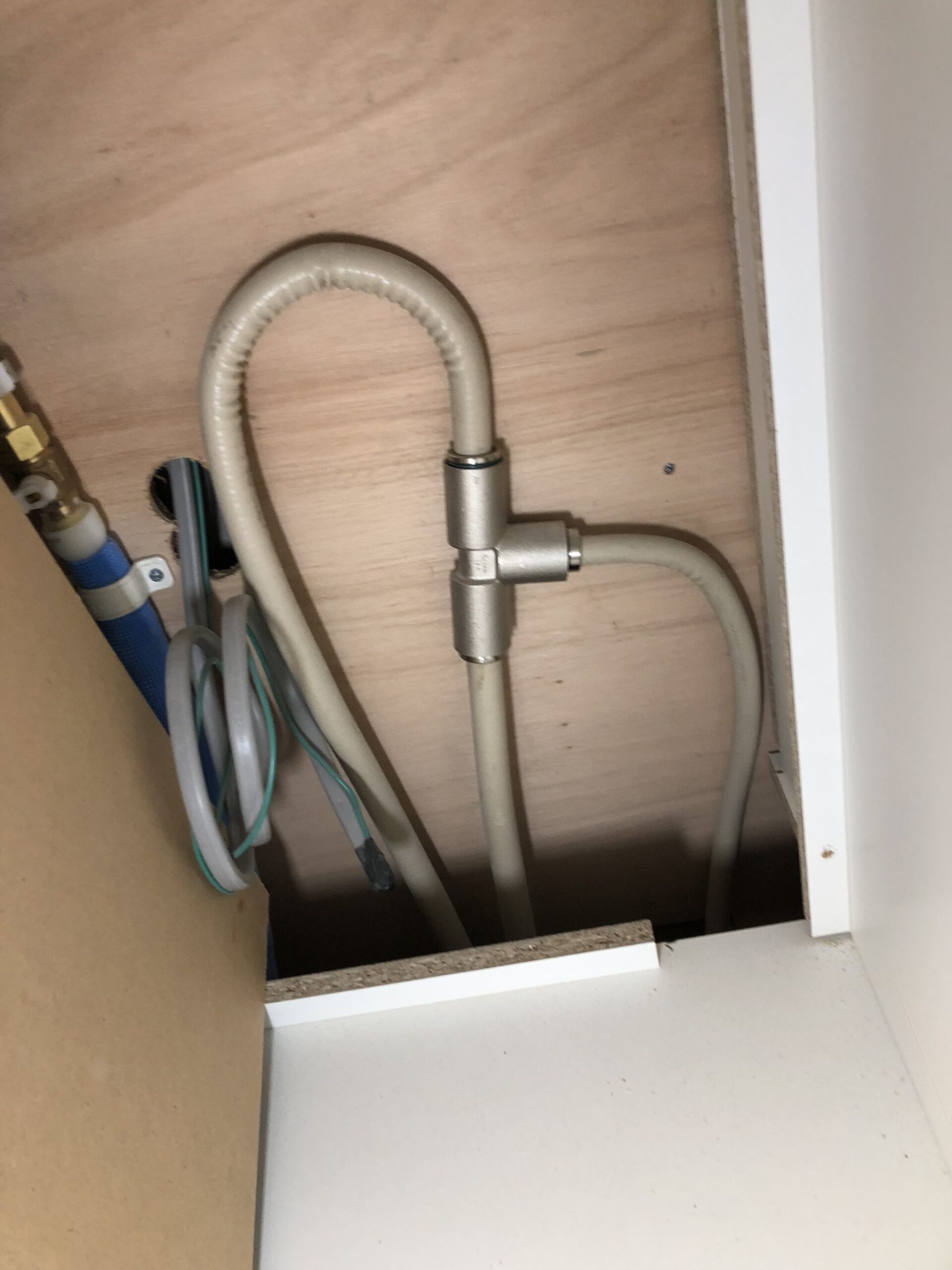 キッチン点検口内配管工事